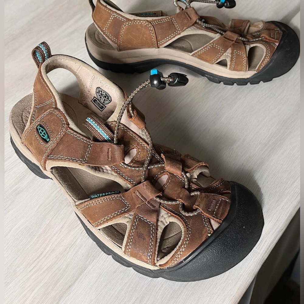 Keens Women’s 8.5 Water Sandals Shoes Brown and Blue